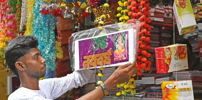 বাংলা নববর্ষ থেকেই ব্যস্ততা শুরু হয় শান্তিপুর-ফুলিয়ার তাঁতিপাড়ায়