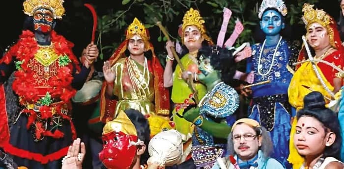গাজনে ‘কাচ নাচ’ মাতিয়ে রাখে কাটোয়ার পানুহাটের বাসিন্দাদের