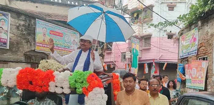 বৃষ্টি উপেক্ষা করে ছাতা মাথায় বৃহস্পতিবার সকাল থেকেই ভোট প্রচারে মধ্য হাওড়ার তৃণমূল প্রার্থী অরূপ রায়