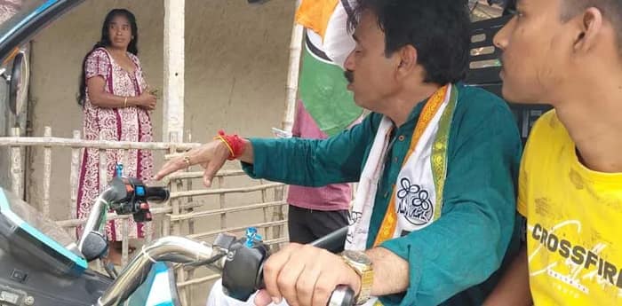 দলীয় কর্মীদের সঙ্গে নিয়ে টোটো চালিয়ে ভোট প্রচারে গঙ্গারামপুর বিধানসভার তৃণমূল প্রার্থী গৌতম দাস