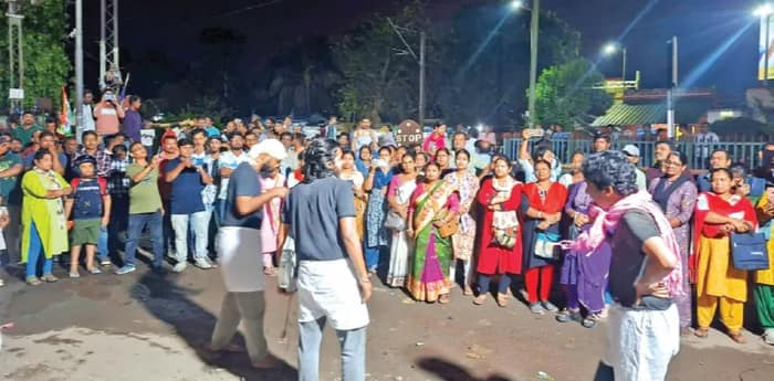 এসআইআরে হেনস্তা, প্রতিবাদী পথনাটিকা দেখতে ভিড় জমাচ্ছেন চাকদহের বাসিন্দারা