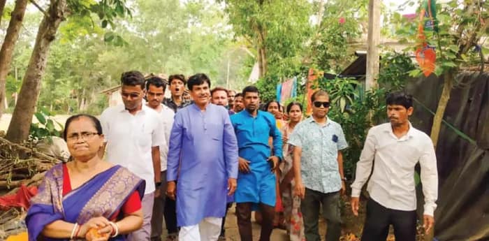 পরণে নীল পাঞ্জাবি, আশীর্বাদ চেয়ে গ্রাম চষছেন তরুণকুমার