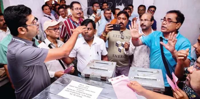 পোস্টাল ব্যালটের ভোটে অনিয়ম! অবজারভারকে ঘিরে বিক্ষোভ