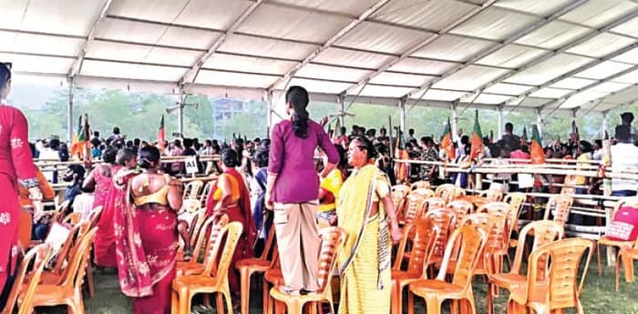 রামপুরহাটে যোগীর সভামঞ্চের পাশে ‘বুলডোজার’ রেখে চমক, বোলপুরে জমল না সভা  বহু চেয়ার ও মাঠ ফাঁকা