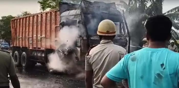 জাতীয় সড়কের উপর জ্বলছে লরি, ডেবরায় চাঞ্চল্য