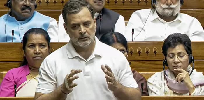 সংসদে মোদিকে ম্যাজিশিয়ান বলে খোঁচা রাহুলের, ক্ষোভ রাজনাথ-রিজিজুর