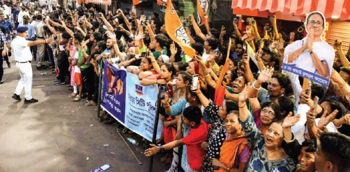 জননেত্রীর পদযাত্রা় ঘিরে আবেগ উচ্ছ্বাসে ভাসল হাওড়া শহর