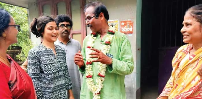 ‘পাড়ার ছেলে’ তিলককে দেখে জল-মিষ্টি এগোচ্ছেন ‘দিদি’রা