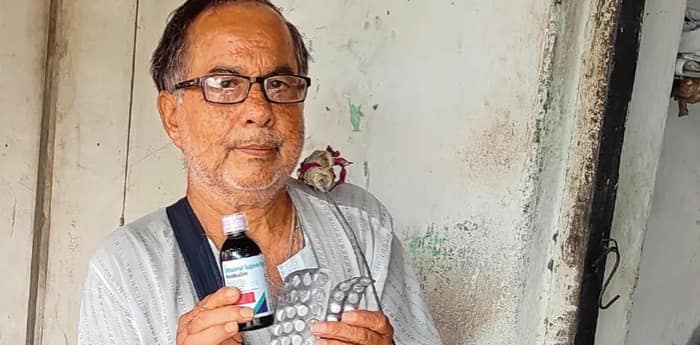 বার্ধক্য ভাতা ও লক্ষ্মীর ভাণ্ডারই বড় ভরসা ৭০-ঊর্ধ্ব হকার দেবু চক্রবর্তীর