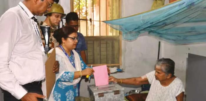 ৮৫ বছরের বেশি বয়সিদের বাড়ি গিয়ে ভোট নেওয়া শুরু