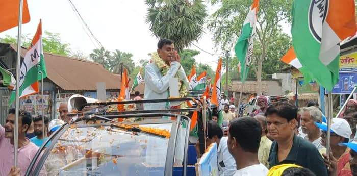 রবিবাসরীয় ভোট প্রচারে কালনার নান্দাই অঞ্চলের পূর্বস্থলী দক্ষিণ বিধানসভা কেন্দ্রের তৃণমূল কংগ্রেস প্রার্থী স্বপন দেবনাথ
