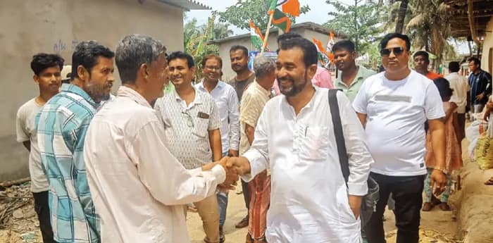 ব্যাগে ভোটার লিস্ট নিয়ে বুথে বুথে প্রচারে তোরাফ