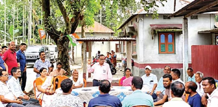 পাড়ায় পাড়ায় প্রচারের ফল পাবেন, মনে করছেন পরেশ