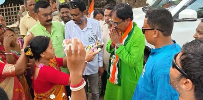 প্রবীণ বিজেপি কর্মীর বাড়িতে গিয়ে ভোট প্রার্থনা তৃণমূল প্রার্থী গৌতমের