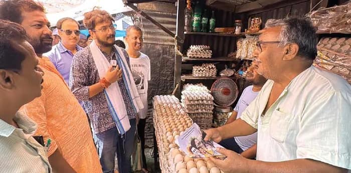 হুগলিতে বিমান বসু, থলে হাতে বাজারে জনসংযোগ তৃণমূল প্রার্থীর