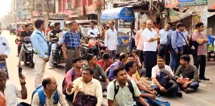 পোস্টাল ব্যালটে ভোট দিতে না পারায় উলুবেড়িয়ায় পথ অবরোধ ভোটকর্মীদের, অব্যবস্থার অভিযোগ দক্ষিণ ২৪ পরগনার একাধিক জায়গায়ও