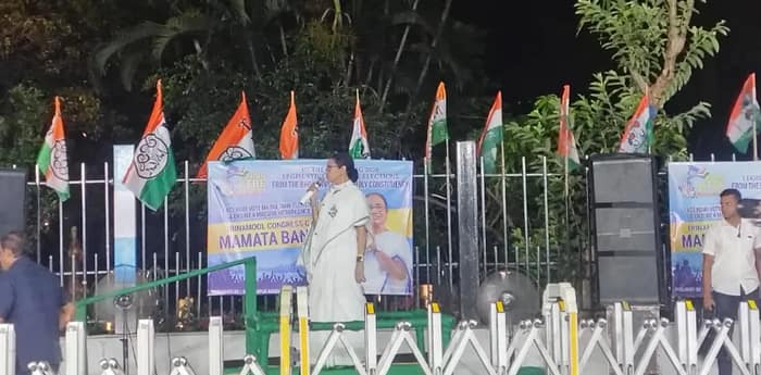 চেনা ছন্দে অগ্নিকন্যা শহরের প্রাণকেন্দ্রে উপচে পড়ল ভিড়