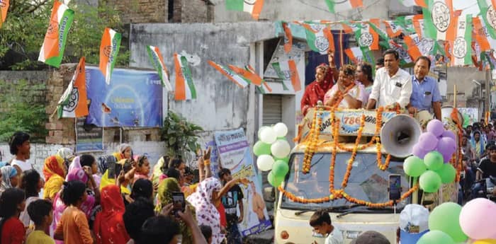 প্রচারে বাজিমাত শাওনির, পিছিয়ে নেই নবগ্রাম, লালগোলার প্রার্থীরা