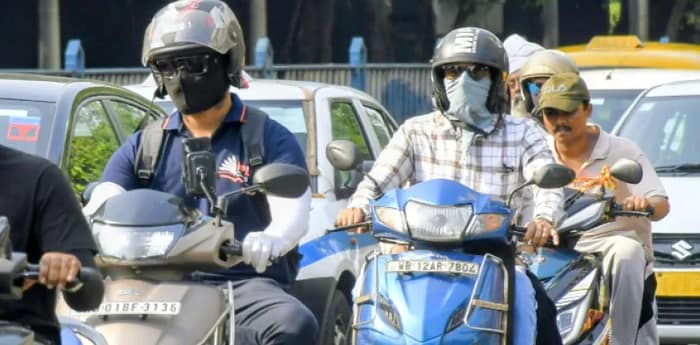 চাপে ফের ‘নিষেধাজ্ঞা’ বদল, আই কার্ড দেখালে এবার বাইকে ছাড় অফিস যাত্রীদেরও
