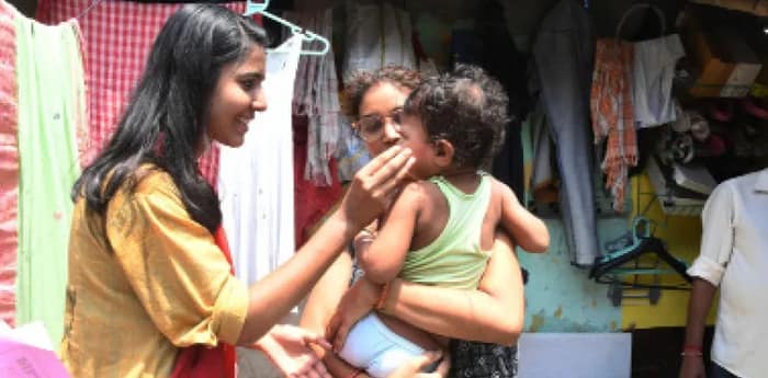 চোখে সংক্রমণ, নিজের কেন্দ্রের সঙ্গে জেলায় জেলায় প্রচারও, তরুণের স্বপ্ন নিয়ে ছুটে চলেছেন ২৯’এর আফরিন