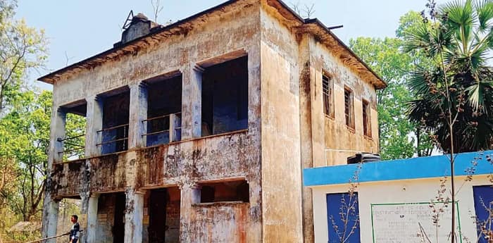 শুধু ভোটকেন্দ্র নয়, ঝাড়গ্রামে লীলাবতী শিক্ষা সদন কবিগুরুর স্মৃতিধন্য ‘বোধনা নিকেতন’