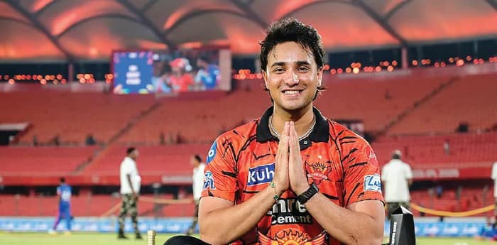অভিষেকের প্রশংসায় পূজারা