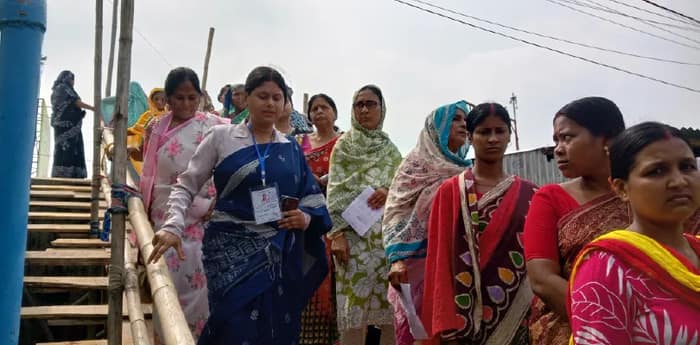 গাড়ি, কর্মীর বাইকে চেপে বুথে বুথে ঘুরলেন লিপিকা
