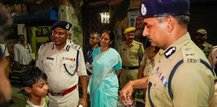গাফিলতিতে মিলবে কঠোর শাস্তি, হুমকি দিচ্ছেন পুলিশ পর্যবেক্ষকরা! ভোটের দিন বোমা-গুলির দাপট রুখতে নির্দেশ ওসিদের