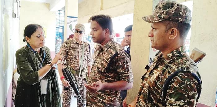 কেন্দ্রীয় বাহিনীকে মহিলাদের ‘হিজাব’ খোলানোর ফতোয়া প্রার্থী অগ্নিমিত্রার