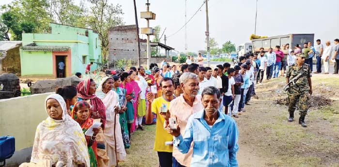 চল্লিশ ডিগ্রির গরম উপেক্ষা করেই ভোটের লাইনে মানুষ