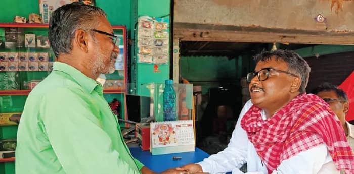 কান্তির স্টাইল, গলায় লাল গামছা ঝুলিয়ে দোকান থেকে রাস্তায় ঘুরে বেড়াচ্ছেন সিপিএম প্রার্থী সাম্য