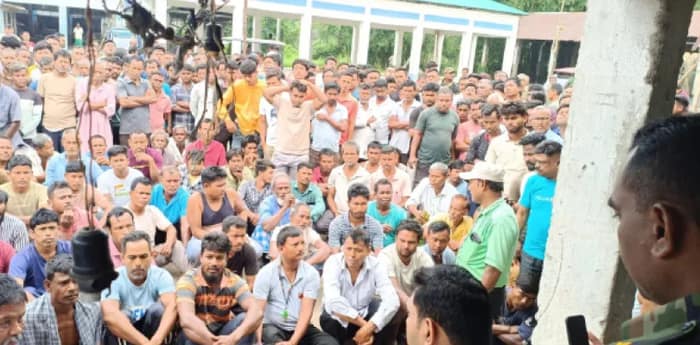 তামাক কেনাবেচা নিয়ে তোলাবাজির অভিযোগে বিক্ষোভ, প্রশাসনের হস্তক্ষেপে পরিস্থিতি নিয়ন্ত্রণে