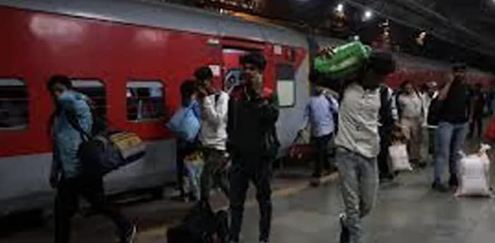 ভোট মিটতেই ভিন রাজ্যে কাজে ফেরা শুরু পরিযায়ীদের