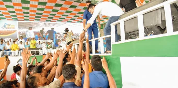 রোদে দাঁড়িয়ে জনতা, ব্যারিকেড খুলে মঞ্চের কাছে ডেকে নিলেন অভিষেক