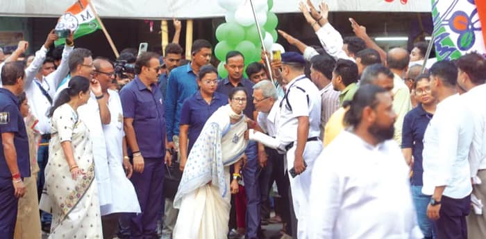 হাত ভাঙল কীভাবে? বৃদ্ধের খোঁজ নিলেন ‘পাড়ার মেয়ে’