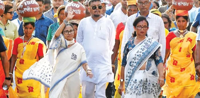 কেউ বললেন-মা আসছে, কেউ বলেন-আমার দিদি, মানুষের আরও কাছে যেতে বাইকে মমতা
