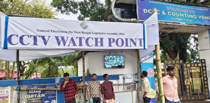 সকালে বন্ধ স্ট্রং রুমের সিসি ক্যামেরা, চাঞ্চল্য,  খবর পেয়ে কলেজে দুই ফুল, কমিশনে অভিযোগ তৃণমূলের