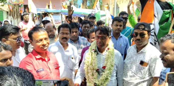 পৌরাণিক বন্দরনগরীতে ভোটমঙ্গল কাব্যের অবিসংবাদী নায়ক ঘাসফুল