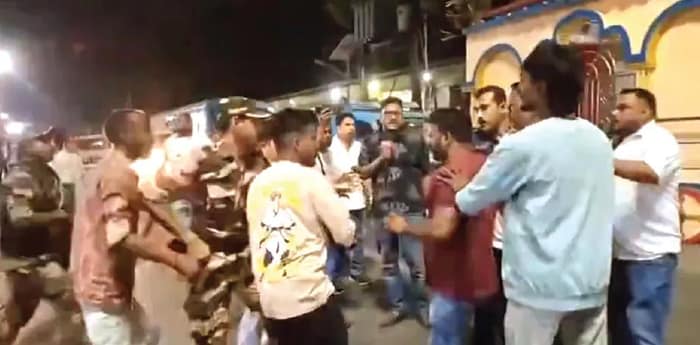 জগদ্দলে থানার সামনে সংঘর্ষ, গুলিবিদ্ধ জওয়ান