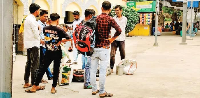 ভোটের কাজে বাস উঠিয়ে নেওয়ায় যাত্রীদের ভোগান্তি, কান্দিতে দুর্ভোগ চলবে দ্বিতীয় দফার ভোট পর্যন্ত