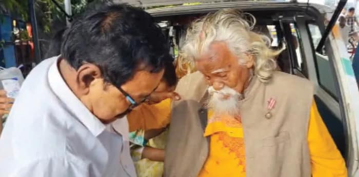 জলপাইগুড়ি মেডিকেলে ভর্তি পদ্মশ্রী মঙ্গলাকান্ত, খোঁজ নিল না পদ্ম শিবির, গায়ে জ্বর  শরীরে ব্যথা  ওজনও কমেছে শতায়ু শিল্পীর