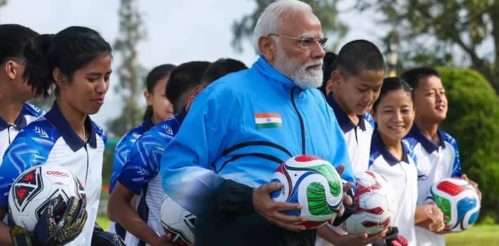 ভোটের মরশুমে অন্য মেজাজে প্রধানমন্ত্রী, ছোটোদের সঙ্গে খেললেন ফুটবল
