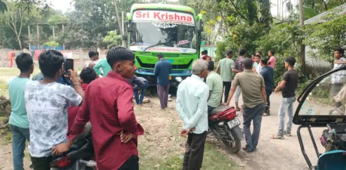 ভোট দিয়ে পাঁচটি বাসে বেঙ্গালুরু রওনা ১৫০ শ্রমিকের, পরিবারকে রেখে যেতে চোখে জল