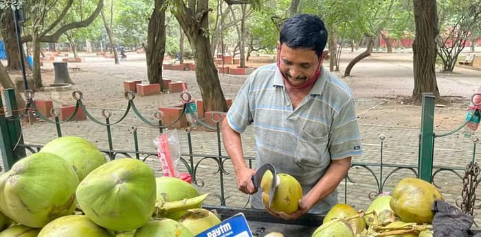 গরমে ডাবের দাম ৮০ টাকা, চুমুক নিরুপায় ভোটকর্মীদের