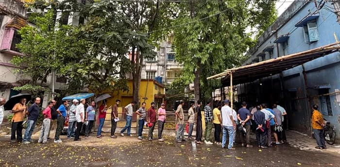বৃষ্টি মাথায় নিয়ে হালতুর একটি বুথে ভোটারদের লম্বা লাইন