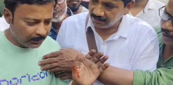 গাইঘাটায় মাকে ভোট দিতে এনে বাহিনীর হাতে নিগৃহীত সেনাকর্মী