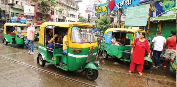 রাস্তায় বাস নেই, বাড়তি ভাড়ায় ‘ত্রাতা’ অটো