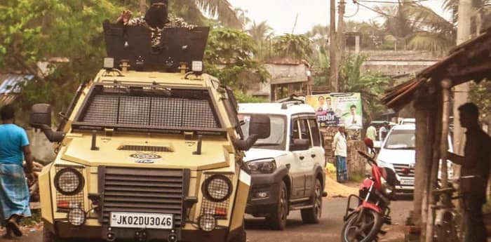 ভয় ভাঙানোর সাঁজোয়া গাড়ি নিয়েই ‘আতঙ্ক’ ভোটার-মনে