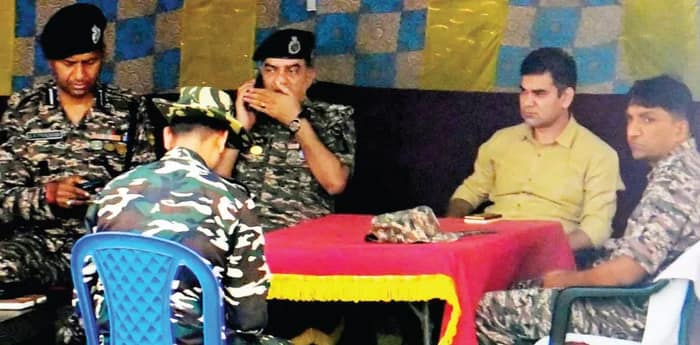 অশান্তি খুঁজতে দিনভর ঘুরে হয়রান পর্যবেক্ষক ও বাহিনী, পার্টি অফিস থেকেই ভোট পরিচালনা জাহাঙ্গিরের
