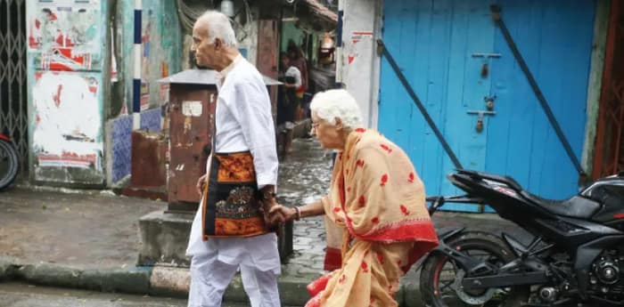 ১৯৫২ সালে দেশের প্রথম নির্বাচনে ভোট দিয়েছেন, স্ত্রীকে নিয়ে বুথের লাইনে বৃদ্ধ
